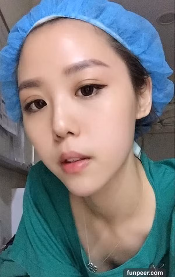 Chùm ảnh miêu tả 50 sắc thái hỉ, nộ, ái, ố của cô nữ y tá Trung Quốc này được nhiều dân mạng quan tâm. Danh tính của cô nàng này cũng nhanh chóng được nhiều người tìm kiếm.