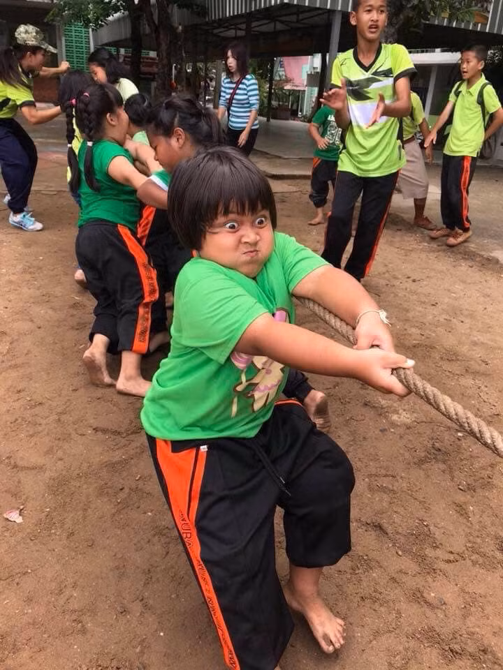 CDM phat sot voi bieu cam sieu dang yeu cua co be choi keo co