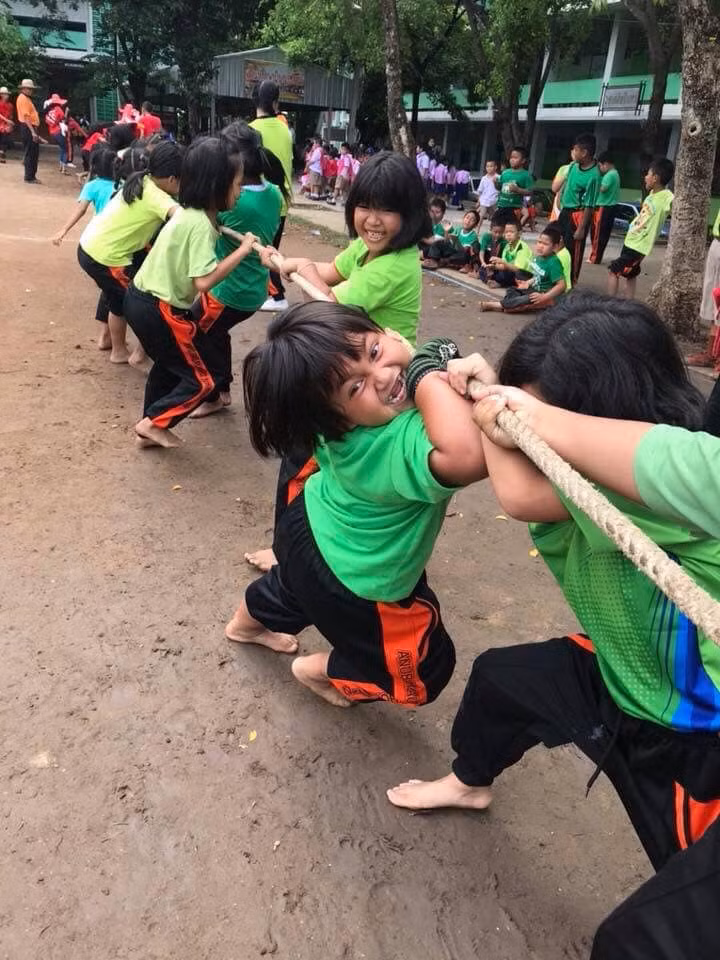Nếu theo dõi cô bé này, nhiều người nhận ra rằng cô chính là nhân vật gây cười khi bị chụp lại những biểu cảm hài hước khi thi kéo co tại trường học cách đây chưa lâu. Hình ảnh và video ghi lại khoảnh khắc ấy đã nhận được hơn 134.000 lượt share trên Facebook và 88.000 lượt retweet trên Twitter.