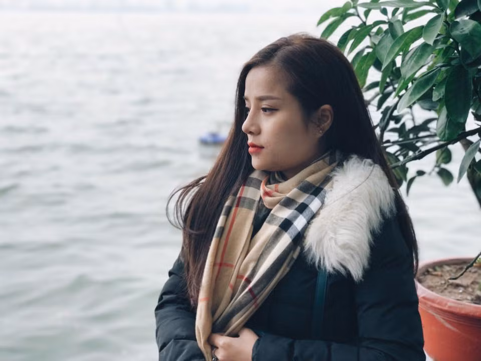 Góc nghiêng lộ ra những đường nét khuôn mặt đến hoàn hảo của nữ ca sĩ tự do người Nghệ An.