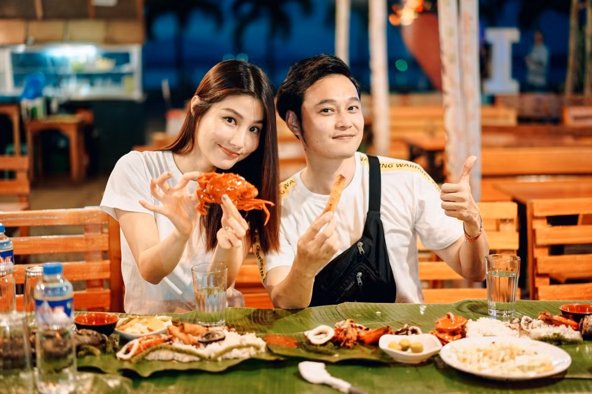 Sau khi bơi lội thỏa thích, Quang Vinh và Diễm My còn được thưởng thức những loại hải sản địa phương tươi rói ngay trên bờ biển, một cảm giác tận hưởng rất tuyệt vời.