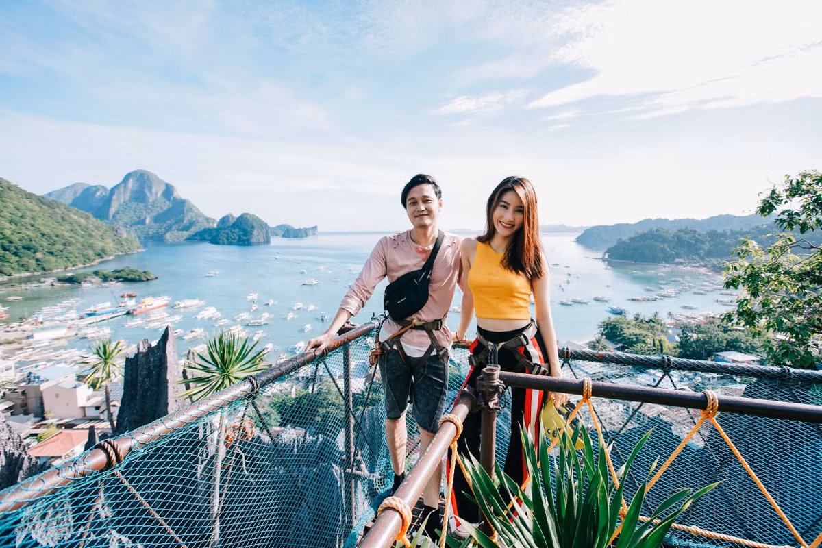 El Nido - Palawan hiện lên trước mắt Quang Vinh và Diễm My là một thiên đường biển mang một màu xanh ngọc mướt mát cả tầm mắt.