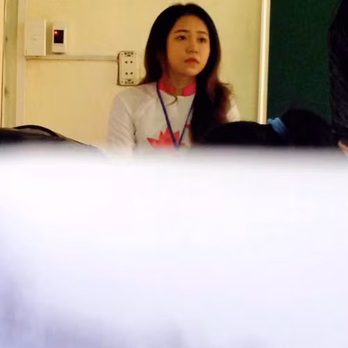 Nếu lớp nào may mắn còn sẽ được các nữ giáo viên thực tập phụ trách bộ môn nào đó của mình. Thế là nguyên năm sẽ không còn nhàm chán nữa vì giờ đây đã có động lực to bự ngay trước mắt.