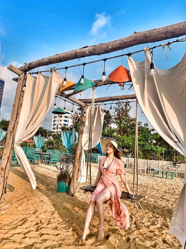 Trước đó, trong bộ ảnh mới của mình, Trâm Anh đã khoe những hình ảnh cực nóng bỏng tại Quy Nhơn.