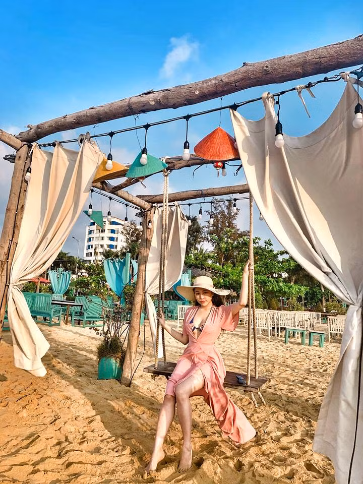 Trong bộ cánh nóng bỏng, hot girl 9X này không ngần ngại khoe đùi và những đường cong nóng bỏng.
