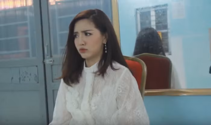 Mới đây, trên mạng xã hội đã xuất hiện 1 đoạn clip ngắn ghi lại khoảnh khắc nữ ca sĩ Bích Phương đang trò chuyện với fan trong hậu trường. Theo đó, giọng ca Bùa yêu mải mê than thở việc mình đang bị đau răng: “Mồm chị bị lệch sang một bên, xong phải nhét cái cục này vào để cho nó cân”.