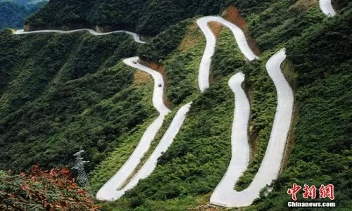 Những đoạn đường với độ dốc lớn, kết thúc bởi những khúc cua tay áo "rợn tóc gáy" (Ảnh: Chinanews.com)