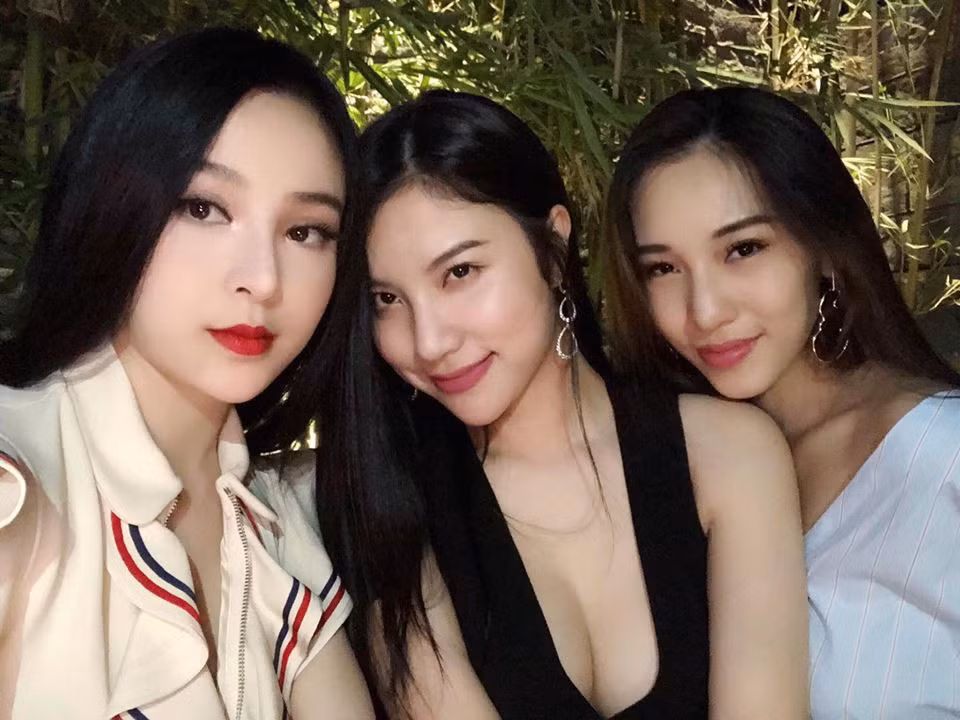 Trong nhóm bạn thân của Huyền Baby có hẳn 1 nhóm nhạc tên B.sily gồm Huyền Baby, Emily và Hạnh Sino. Riêng Hương Baby (bà xã của Tuấn Hưng) không khởi đầu bằng sự nghiệp ca hát nhưng lại có duyên trở thành bạn thân với 3 cô nàng còn lại.