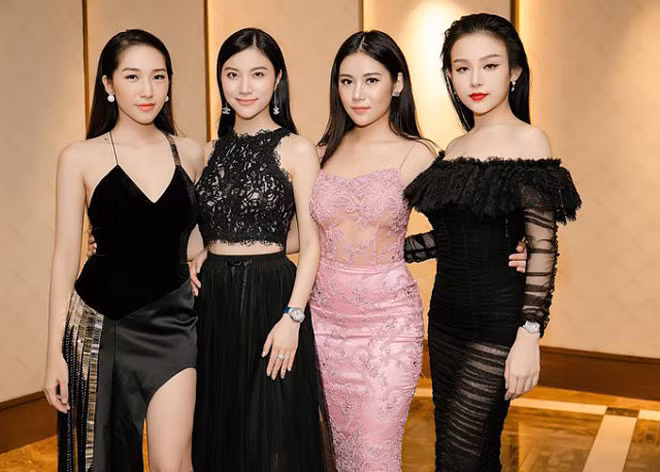 Đến hiện tại, mới chỉ có Huyền Baby và Hương Baby là yên bề gia thất. Trên trang cá nhân của mình, thỉnh thoảng lại thấy họ khoe ảnh gặp nhau, cùng nhau ăn uống rất vui vẻ, thân thiết.