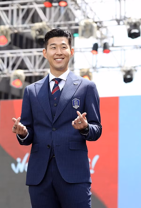 Tháng 8 năm 2015, Son Heung-min gia nhập Tottenham với giá 30 triệu euro, trở thành cầu thủ châu Á đắt giá nhất lịch sử. Sự nghiệp của anh đang lên như diều gặp gió. Son được định giá 50 triệu euro nhưng để mua chàng cầu thủ này, các CLB chắc chắn phải chồng lên bàn đàm phán con số lớn hơn nhiều.