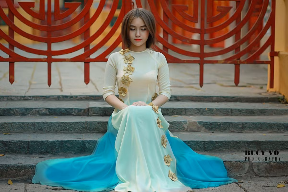 Tết Đinh Dậu 2017, ngoài những bộ áo dài truyền thống với nhiều tà thì nhiều bạn trẻ đã phá cách táo bạo với mẫu áo dài cách tân giúp khung hình trở nên lạ mắt hơn. Ảnh: Rucy Vo