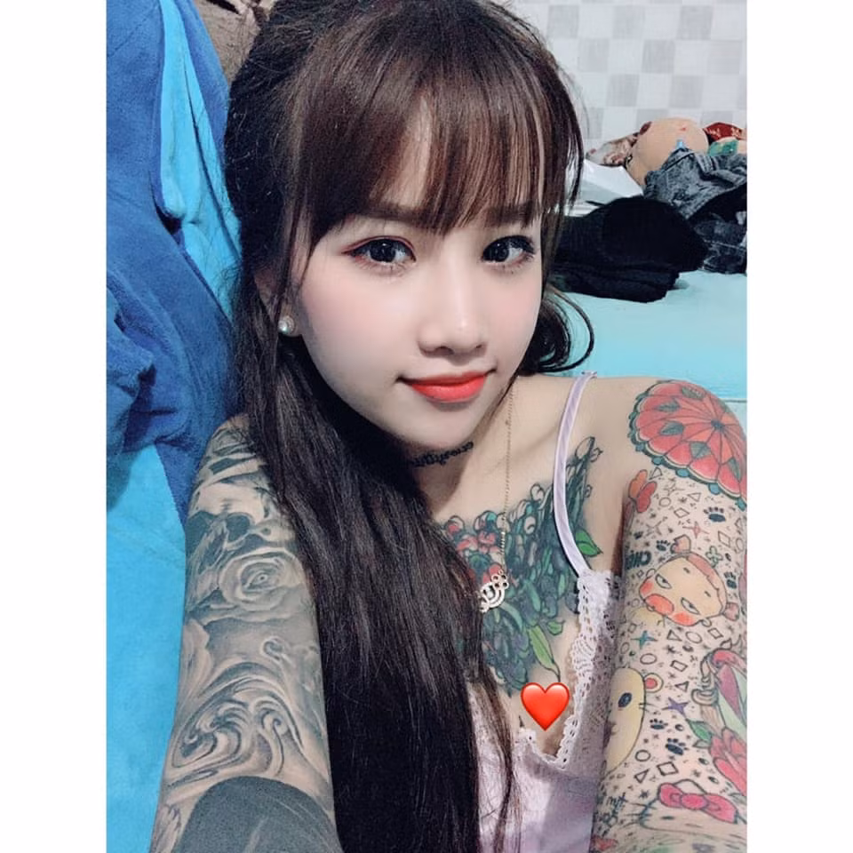 Đối với Hương, sở thích xăm hình luôn đem đến cảm giác đặc biệt, Hưng xăm trên khắp cổ, cánh tay, cho đến dọc đôi chân.