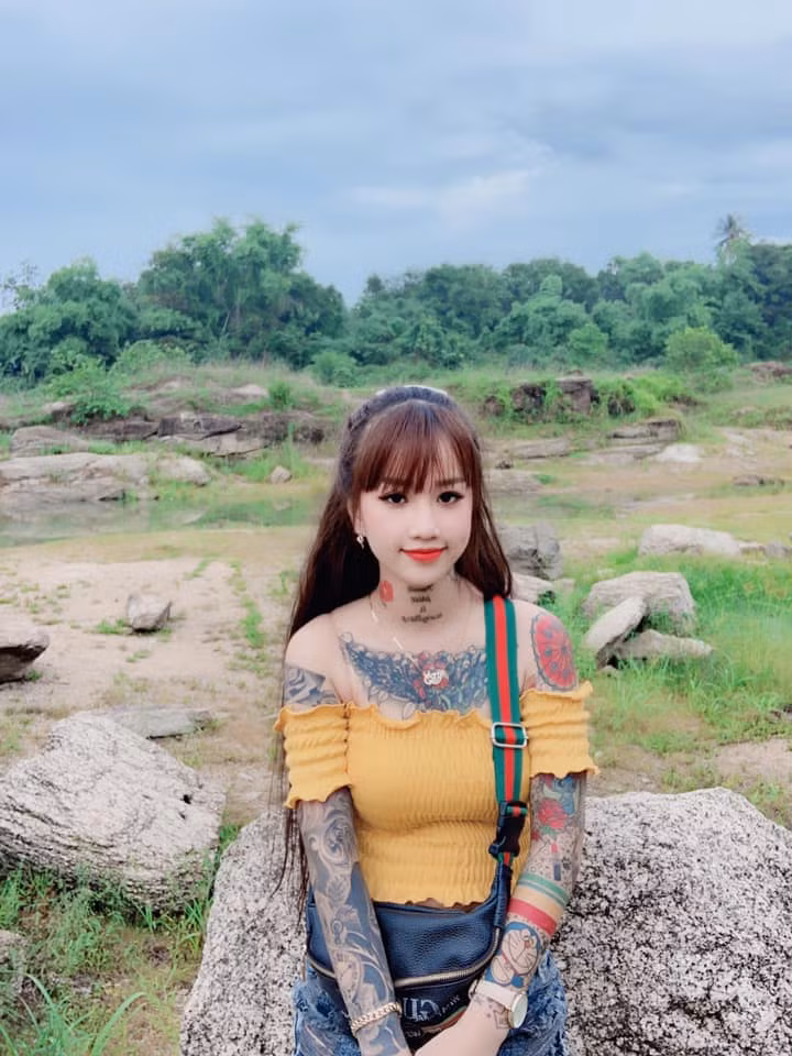Kể từ khi hình ảnh của Thiên Hương xuất hiện ngày một nhiều trên các trang mạng xã hội cũng gây nên những cuộc tranh luận kịch liệt.