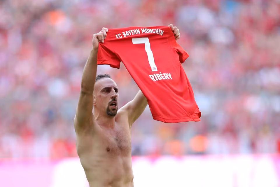 Theo đó, tờ Kicker tiết lộ, Franck Ribery đang rục rịch chuyển tới Premier League chơi bóng ngay trong mùa Hè năm nay mà điểm đến của "Gã mặt sẹo" đó là Sheffield Utd.