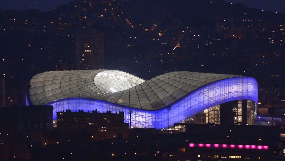 Sân vận động Stade Velodrome đẹp như mơ từng là nơi tổ chức rất nhiều sự kiện quan trọng như World Cup 1938 &amp; 1998. Có sức chứa lên đến 67.3 nghìn chỗ ngồi và sẽ là một trong những nơi tổ chức các trận đấu ở vòng bảng, vòng 16 đội, Tứ kết cũng như Bán kết Euro 2016 sắp tới, thế nhưng nó chưa từng một lần tổ chức chung kết cúp C1 châu Âu. Ảnh sử dụng trong bài: Goal.com.