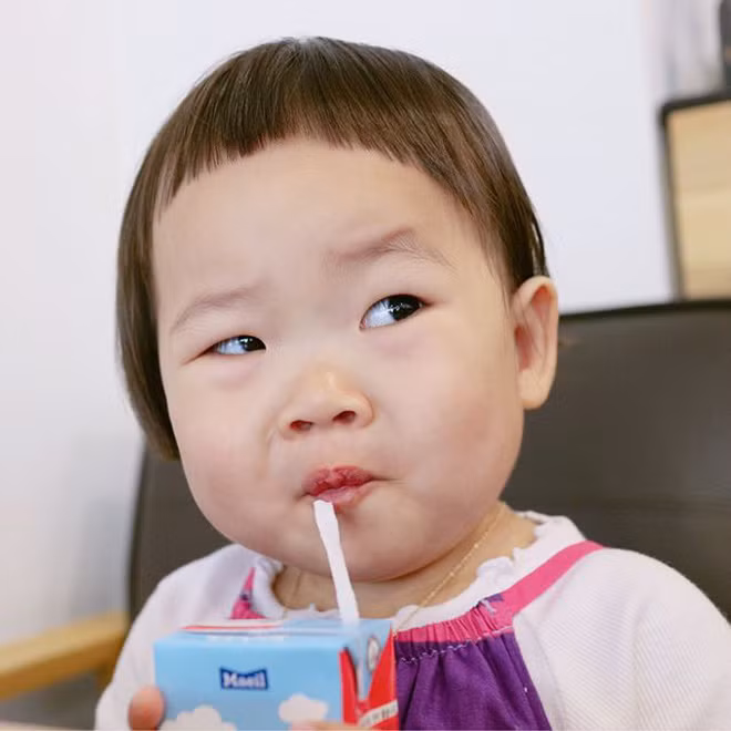 Những hình ảnh của Hye Ju "đốn tim" rất nhiều người bởi mái tóc "gáo dừa" cách chân mày rất xa, đôi mắt hí rất đáng yêu cùng cặp má bầu bĩnh mà ai nhìn cũng chỉ muốn nựng.