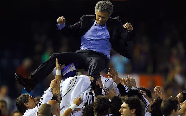 Jose Mourinho đang không vui vẻ khi Chelsea sau những trận thua liên tiếp thì việc tái hợp với đội bóng Hoàng gia Tây Ban Nha của "Người đặc biệt" là hoàn toàn có thể.