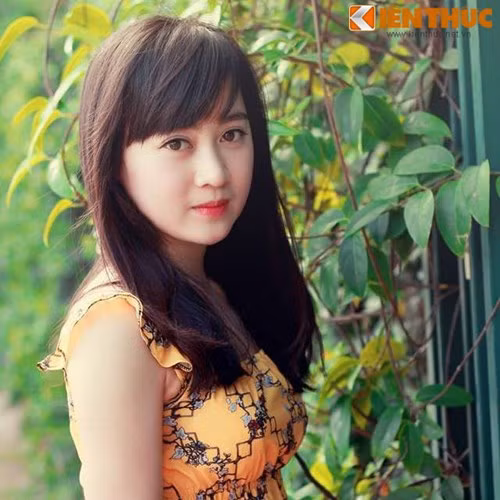Nguyễn Ngọc Quỳnh là cô giáo 8X xinh đẹp, dạy môn Địa lý trường THPT Lê Quý Đôn, Hà Nội. Cô giáo trẻ thường tạo được nhiều ấn tượng tốt với các học sinh, đồng nghiệp với nét trẻ trung, duyên dáng và lòng tâm huyết với nghề giáo.