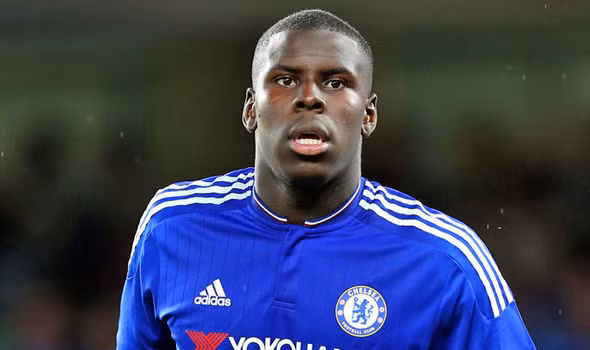 Chelsea sẵn sàng cho mượn Zouma: Trang Sky Sports đưa tin hậu vệ Zouma có thể chuyển đến câu lạc bộ Stoke hoặc West Brom mùa tới. Zouma không ra sân do dính chấn thương từ năm 2016. Do vậy, huấn luyện viên Conte muốn để trung vệ người Pháp rời sân Stamford Bridge theo hợp đồng cho mượn ở mùa giải 2017/18. Ảnh: Chelsea FC
