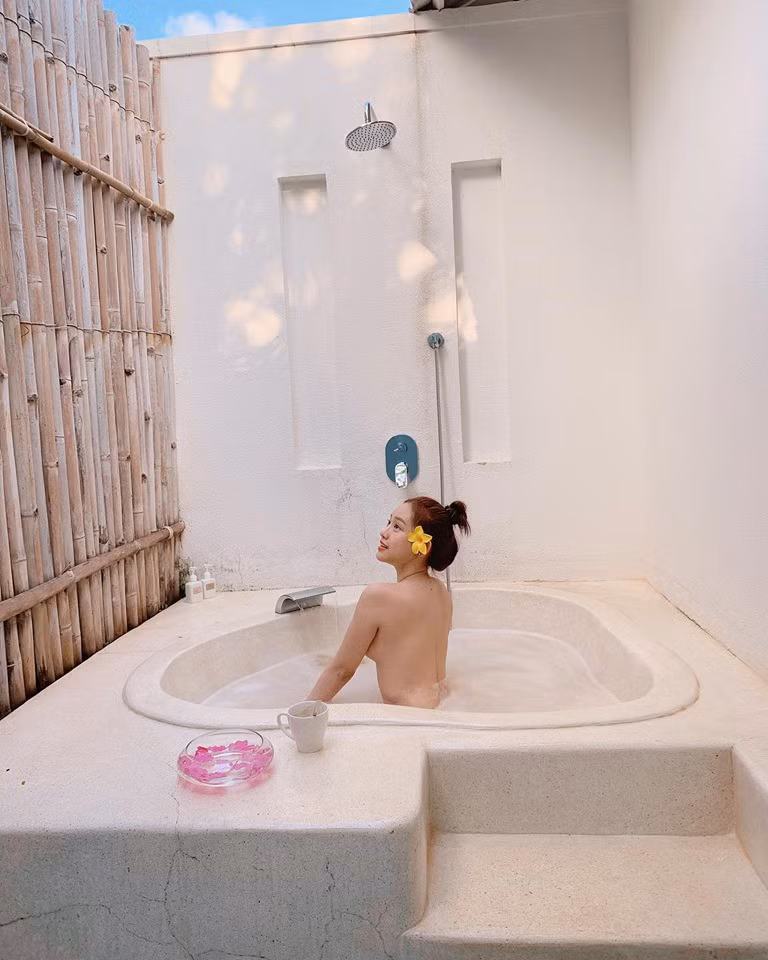 Khai màn cho việc khoe ảnh thả dáng bên bồn tắm trong ngày nắng nóng đỉnh điểm đó chính là cô hot girl thị phi - Thúy Vi. Dường như cô nàng 9X này khá phấn khích với chỗ sống ảo mới là bồn tắm nên cô nàng cho ra hẳn 1 album các thể loại tạo dáng trước sau, selfie sương sương.