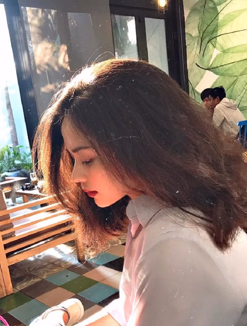 Xem những bức ảnh cô giáo xinh đẹp đứng lớp, hội sinh viên không tránh khỏi cảm giác ghen tỵ khi thế hệ đàn em học cấp 3 giờ đây toàn được thầy cô trẻ, đẹp giảng dạy.