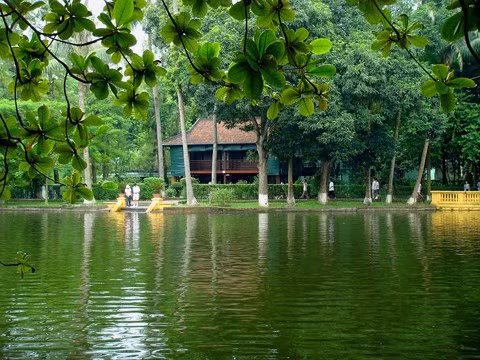 Nhà sàn Bác Hồ tại Hà Nội là một trong những địa điểm tham quan tại Hà Nội mang tính văn hóa, in đậm dấu ấn lịch sử. Đây là nơi sống và làm việc lâu đời nhất trong cuộc đời hoạt động cách mạng của lãnh tụ Hồ Chí Minh.