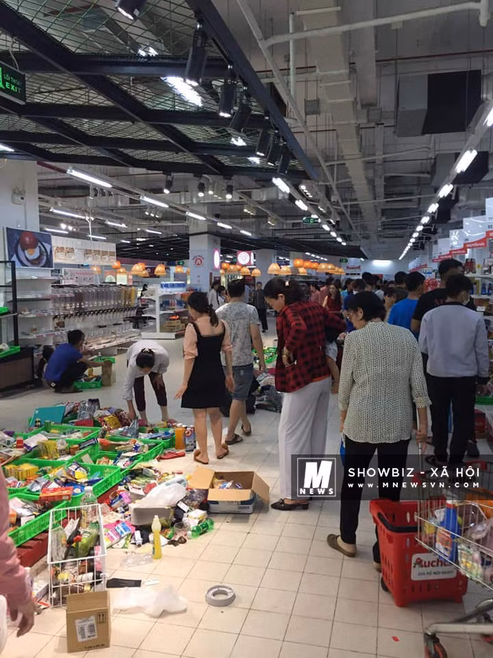 Không chỉ thi nhau chen chúc, xô đẩy giành giật đồ và tính tiền, đáng nói hơn, một số người dân sử dụng ngay hàng hóa ngay tại các kệ hàng của siêu thị mà chưa hoàn tất khâu thanh toán.
