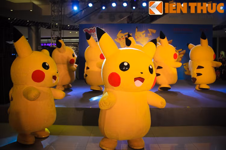 Binh đoàn Pikachu nhảy múa làm khuấy động cả khu vực đại sảnh của trung tâm thương mại AEON Mall.