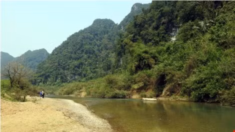 Trước sự lo lắng của giới chức địa phương trời mưa gây ảnh hưởng đến tiến độ quay phim, ông Gregg Brilliant nói lời cảm ơn và xua tan lo lắng đó bằng trấn an rằng máy quay của đoàn làm phim được nhập vào Việt Nam với ống kính "vô nhiễm" với làn mưa, hơn nữa việc trời mưa diễn ra gần như đúng với bối cảnh của bộ phim cần.