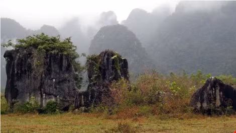 Đường vào hồ Yên Phú vốn là bãi chăn nhốt gia súc của làng, nên khi trường quay hoàn thành nhiệm vụ các khung hình, bãi chăn thả được trả lại cho người dân và trâu bò được đưa về nơi đây.