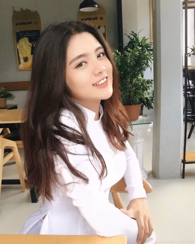 Nguyễn Ngọc Hoàng Anh đến từ THPT Hàn Thuyên (TP.HCM) cũng là một gương mặt nhận được nhiều lời khen tích cực của netizen Trung Quốc.