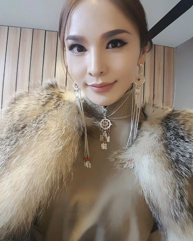 Ngoài công việc marketing, thời gian rảnh rỗi Solongo dành cho việc trang điểm, đánh golf. Cô cũng từng tham gia chương trình dành cho cộng đồng LGBT và Hoa hậu Chuyển giới.