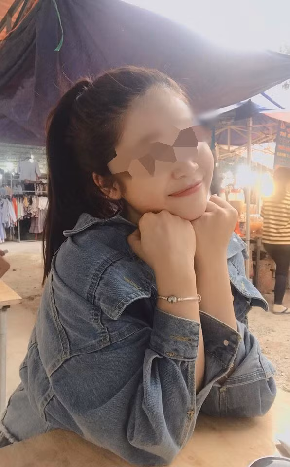 C.V ngoài việc đang là sinh viên, được biết tới với danh xưng "hot girl" còn là một gương mặt MC trẻ kiêm mẫu ảnh nổi tiếng. Với khả năng dẫn chuyện khéo léo, cô từng lọt vào top 18 MC của cuộc thi Én sinh viên.