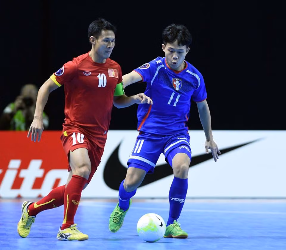 Được biết, Bảo Quân không chỉ là đội trưởng của ĐT Futsal Việt Nam mà anh còn nằm trong cả BHL của CLB Futsal Thái Sơn Nam làm mưa làm gió tại các giải đấu tại Việt Nam. Nhưng dù gánh trên vai cả hai cương vị nhưng cầu thủ sinh năm 1983 luôn xung trận với tinh thần vô cùng máu lửa.