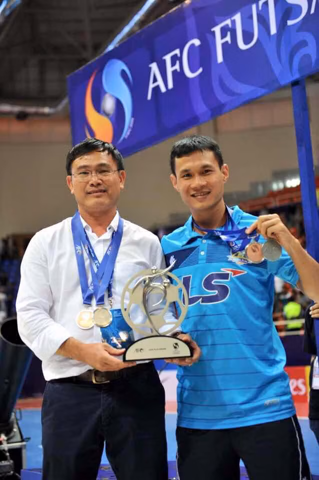 Đang là “kép chính”, Bảo Quân bị kỷ luật, phạt tiền, treo giò và suýt nữa lại tự đào thải khỏi đam mê của chính mình. Nhưng may mắn cho đội trưởng của ĐT Futsal Việt Nam khi luôn có những người tâm huyết với môn bóng đá trong nhà nâng đỡ để cái tên Bảo Quân không chết yểu.