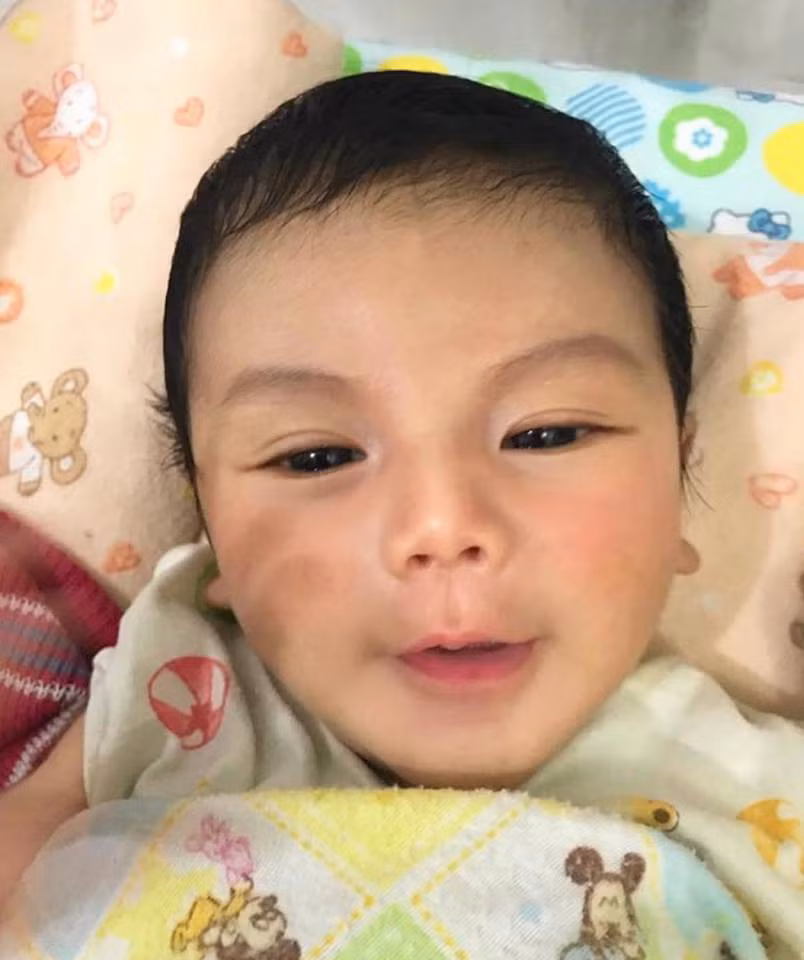 Giống như quả trứng, các bé sơ sinh sẽ dần lớn lên và những nét đẹp của chúng sẽ vỡ dần ra. Thế nhưng, vẫn có trường hợp đứa trẻ ngay từ khi mới lọt lòng đã được ông trời định đoạt cho số mệnh "soái ca" giống như bé trai mới đây khiến các chị em phát cuồng trên MXH.