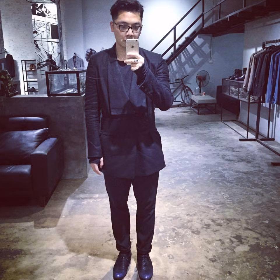 "Thầy giáo nhà người ta" gây ấn tượng với phong cách thời trang cực chất khi lên giảng đường đó là thầy giáo trên là Mai Linh (sinh năm 1990) và hiện đang là giảng viên khoa Xã hội học của trường ĐHKHXH và NV Hà Nội. Thầy giáo trẻ này từng là du học sinh bậc thạc sĩ và tiến sĩ ở Pháp.