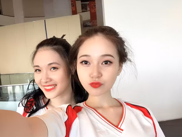 Với việc bất ngờ nổi tiếng, nhóm 5 nữ sinh trên rất ngạc nhiên và khiến tốn cho rằng trong trường mình có rất nhiều bạn nữ xinh xắn, tài năng và hơn rất nhiều. Mọi người không tin thì cứ thử "mất thời gian" tham quan trường ĐH Kinh tế Quốc dân một hôm xem sao.