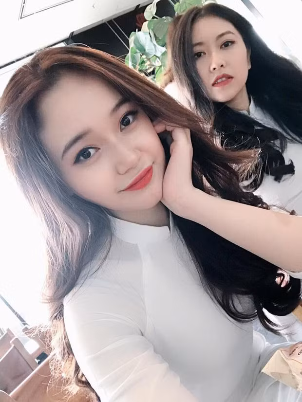 Theo 1 trong 5 thành viên của nhóm nữ sinh bất ngờ nổi tiếng trên mạng chia sẻ rằng, đây là bức ảnh được ghi lại trong hậu trường một buổi chụp mẫu cho shop chứ không phải ảnh trong một tiết học thể dục như mọi người suy đoán.