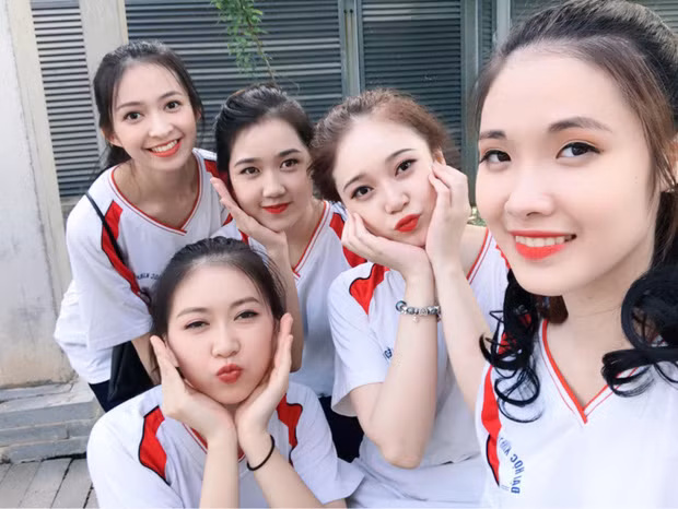 Mới đây, bức ảnh chụp một nhóm nữ sinh ĐH Kinh tế Quốc dân trong trang phục đồng phục thể dục được lan truyền trên nhiều fanpage dành cho sinh viên đã nhận được sự quan tâm, chú ý của rất nhiều cư dân mạng. Nhóm 5 cô gái trẻ, ai nấy cũng đều xinh đẹp, rạng rỡ, nhận được rất nhiều lời khen, bình luận "có cánh" của dân mạng. Ảnh trong bài: NEU Confession.
