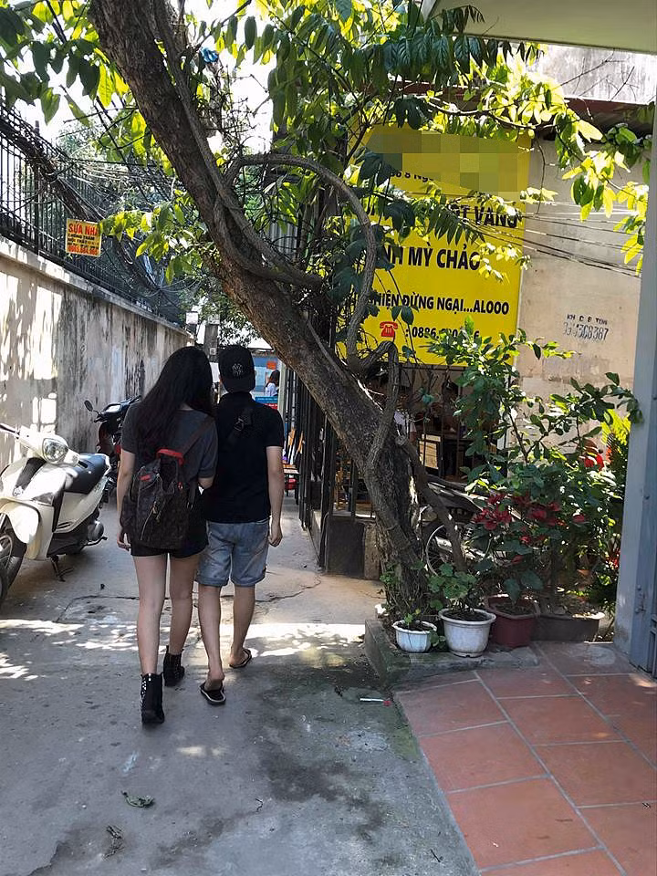 Sự việc chỉ kết thúc khi chàng thanh niên này đã chọn cách bỏ lại xuất ăn vừa gọi để đưa người yêu ra về để tránh được kết cục chia tay.