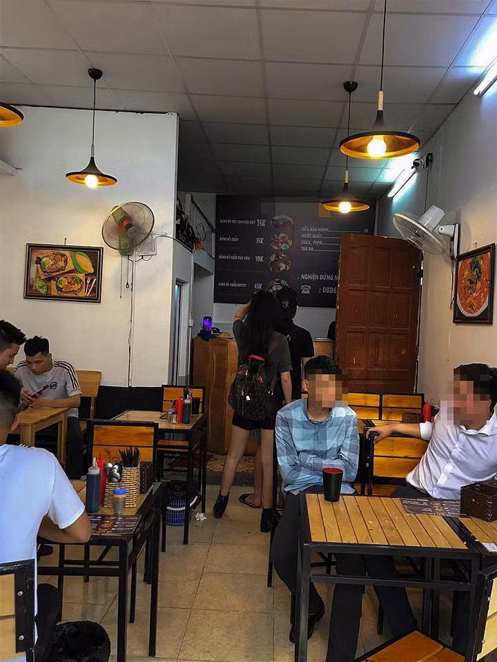 Theo chia sẻ của chủ nhân bài viết cho biết, cô người yêu kia thì thèm ăn gà rán, còn chàng thanh niên thì rơi vào cảnh "cháy túi" và đề nghị ăn tạm cái bánh mỳ. Sau khi cả 2 vào quán, gọi đồ xong thì cô kia chửi anh này là thằng ki bo kẹt xỉ tiếc tiền dẫn tới sự ồn ào khiến người xung quanh khó chịu.