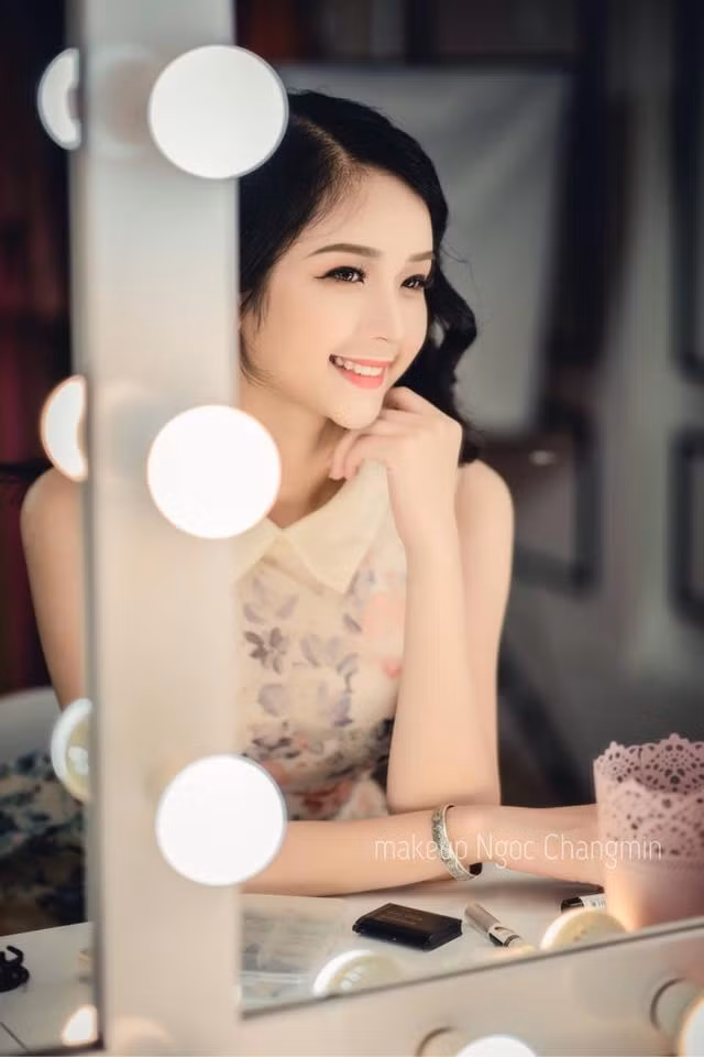 Sở hữu nhan sắc hoa hờn nguyệt thẹn với làn da trắng, khuôn mặt ưa nhìn kèm theo sống mũi cao và nụ cười "sưởi nắng", hot girl Ánh Trương tiếp tục khẳng định chắc nịch thêm câu nói "chè Thái gái Tuyên" là vô cùng chính xác.