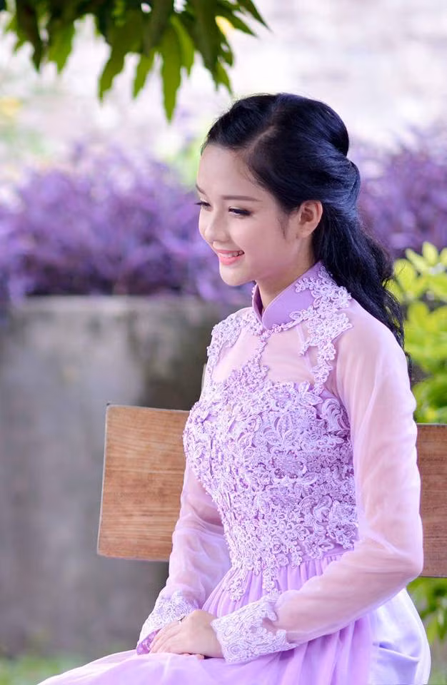 Ngắm nhìn những bộ ảnh mà Ánh Trương thực hiện, nhiều người đã ưu ái tặng cho cô nhiều danh hiệu khác như gương mặt "đẹp không góc chết" nhưng hot girl xứ chè này vẫn bình lặng và giản dị mặc dù được nhiều người ca tụng.