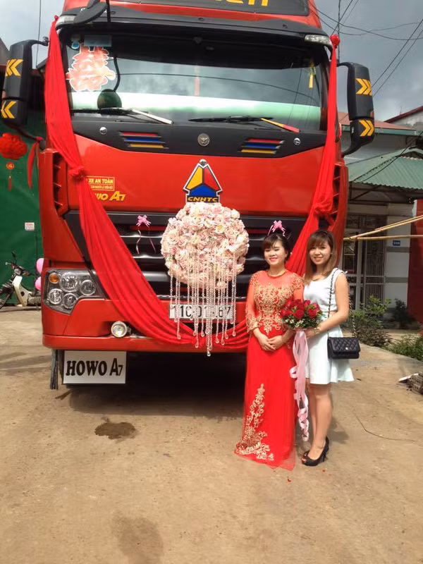 Không chỉ có người dân mà chính nhà gái còn rất bất ngờ trước màn rước dâu kì lạ bằng xe đầu kéo.