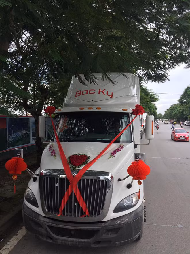 Dàn xe 9 chiếc màu trắng có giá gần 10 tỷ đồng được dùng làm phương tiện đưa rước sính lễ này đã khiến người dân hai bên đường chú ý. Không ít người đã dùng máy điện thoại để ghi lại đoàn rước sính lễ ấn tượng này.