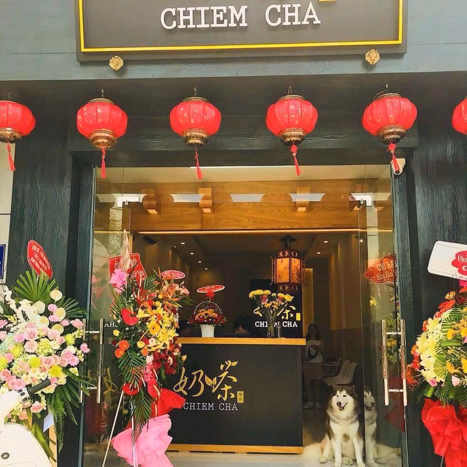 Tuy nhiên, ngoài những thương hiệu trà sữa đã định hình được tên tuổi thì vẫn còn đó không ít những cửa hàng trà sữa ăn theo. Họ chỉ lái tên cửa hàng của mình là đủ khiến khách hàng nhầm lẫn.
