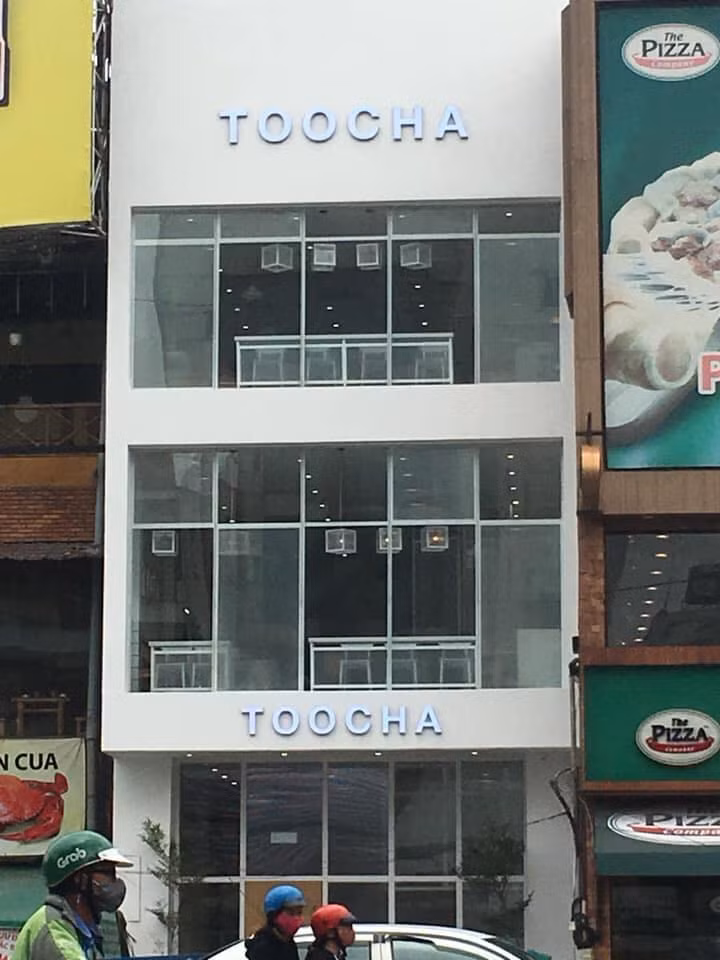 Chứng kiến nhưng vụ Việt hóa tên thương hiệu trà sữa này, nhiều dân mạng đã ôm bụng cười và không quên để lại những bình luận bá đạo như: "Đúng là chỉ có Việt Nam mới nghĩ được ra cách này" hay "Đúng là công nghệ ăn theo cực bá đạo".