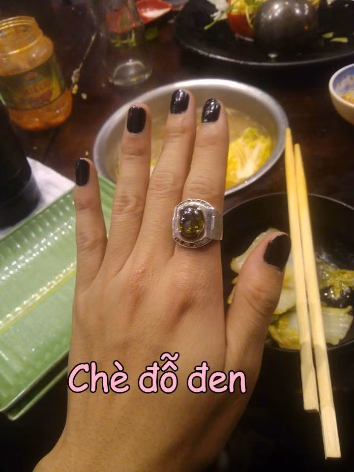 Bộ nail đơn giản nhưng cũng là cái cớ để cho các chị em "trốn rửa bát ngày Tết".