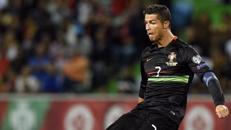 Từ World Cup đến Euro, các giải đấu lớn khi nhắc đến Bồ Đào Nha thì NHM chắc chắn sẽ không quên sự hiện diện của Cristiano Ronaldo. Chân sút 31 tuổi tiếp tục là niềm hy vọng số 1 của đội tuyển Bồ Đào Nha ở vòng chung kết Euro sắp tới với 33 bàn thắng tại La Liga và 16 bàn tại Champions League.